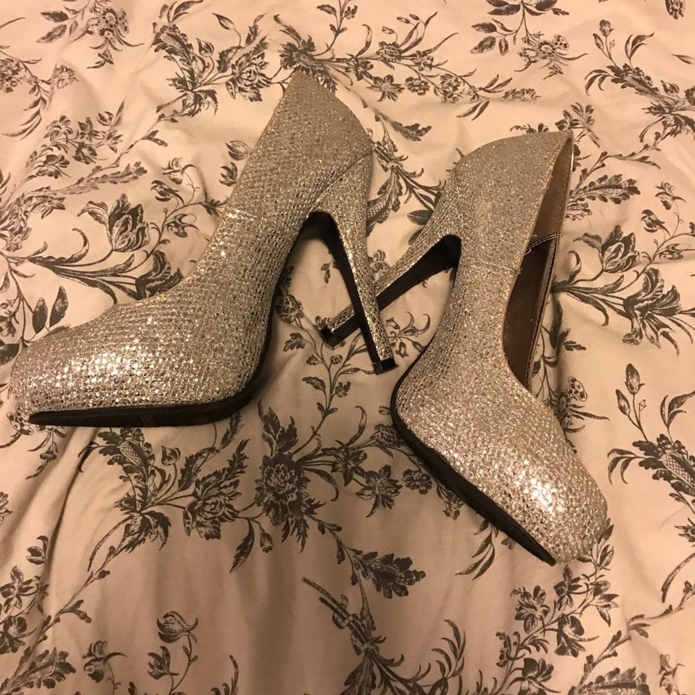 Glo silver glitter heals. Size 8